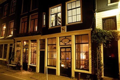 Woning in de Jordaan Amsterdam in de nacht