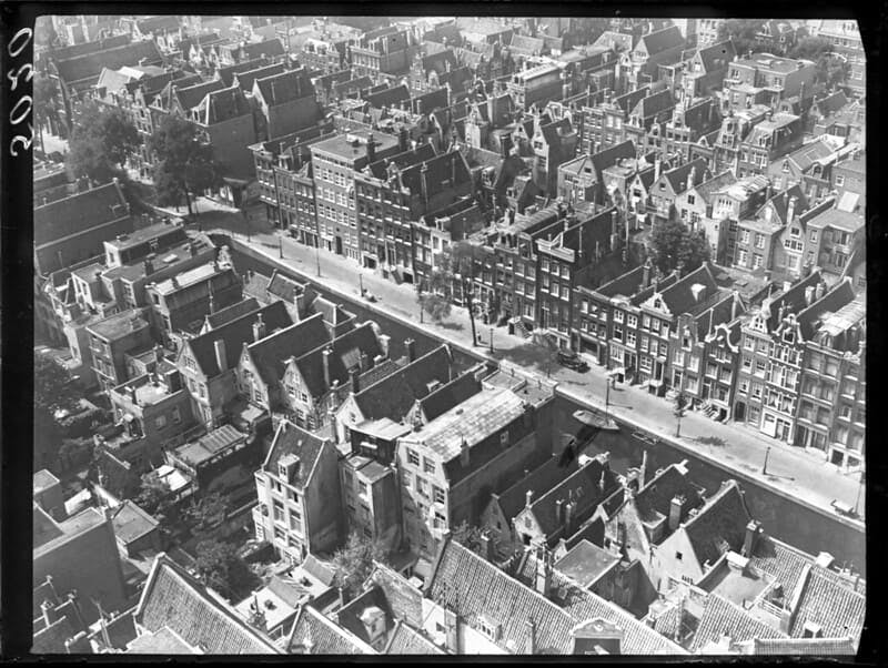 Bovenaanzicht van de Jordaan in Amsterdam uit 1948 vanuit de Westertoren