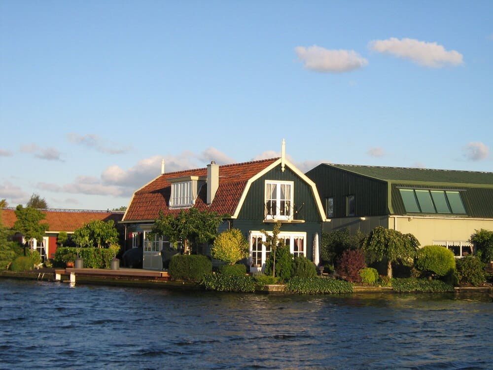 Huis in Aalsmeer dat ligt aan het Haarlemmermeer