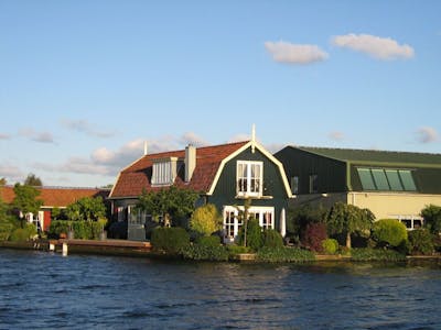 Huis in Aalsmeer dat ligt aan het Haarlemmermeer