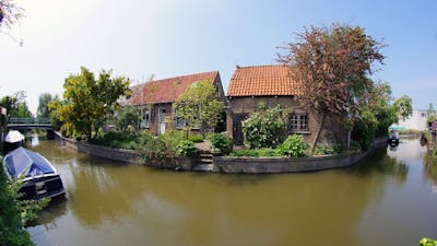 Kwintsheul in Westland met twee huizen aan het water