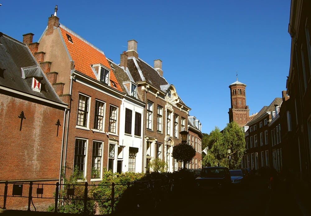 Straat in Utrecht met zicht op een kerk