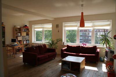 Opgeruimde woonkamer zonder persoonlijke foto's