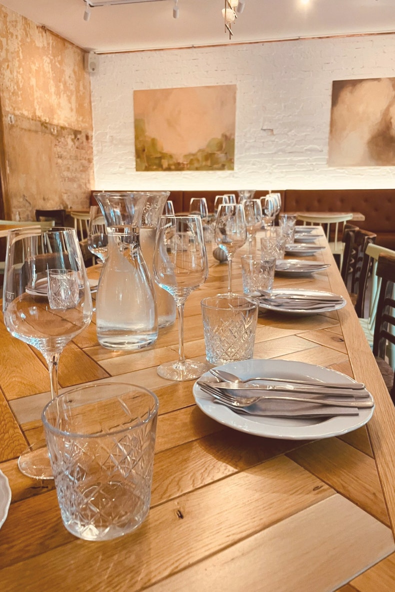Fotografie eines gedeckten Tisches im Restaurant
