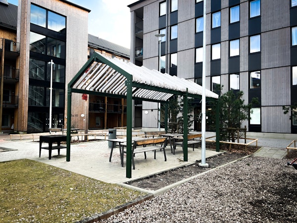 pergola sadeltak bostadsgård soma