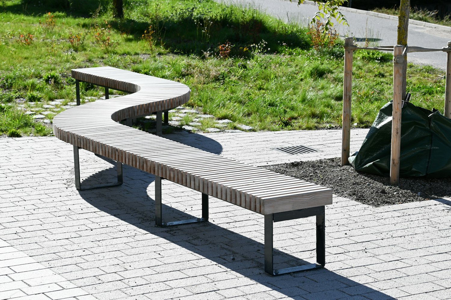Svängda parkbänkar affinity