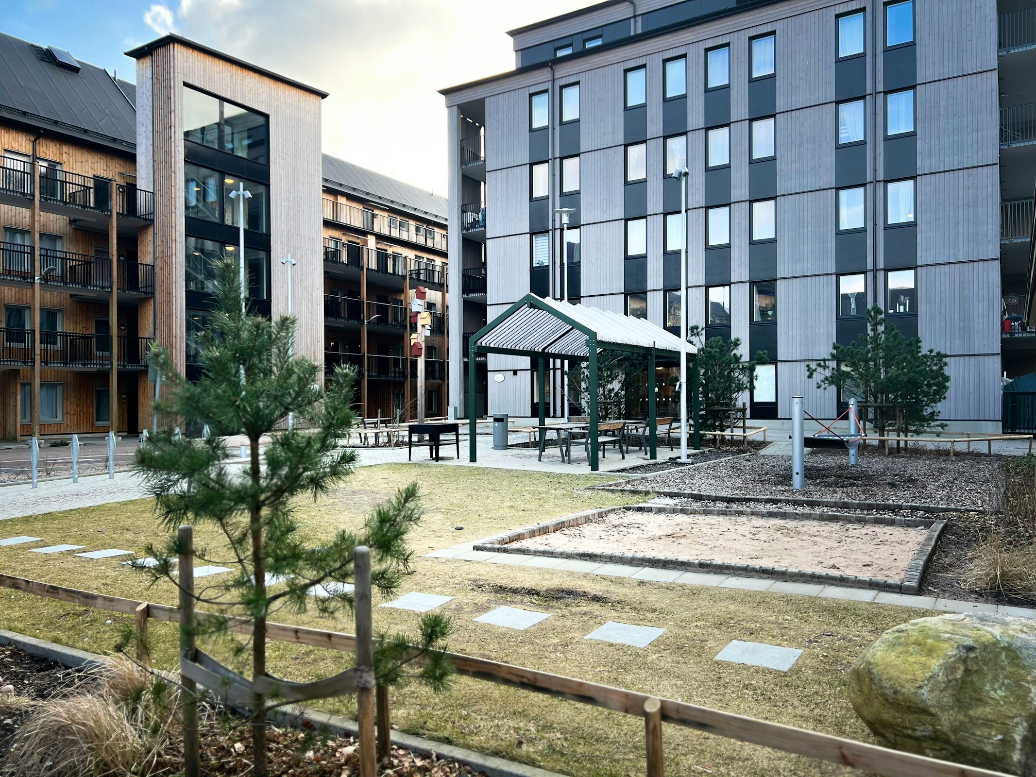 pergola sadeltak bostadsgård soma