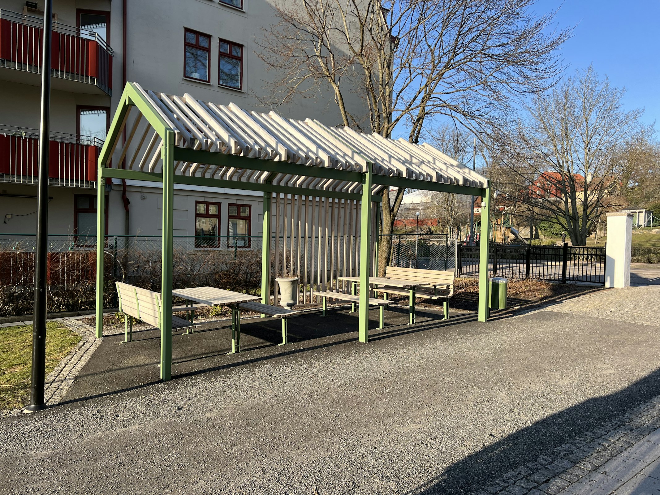 pergola sadeltak soma skolgård
