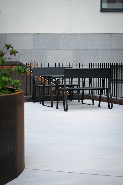 Parkmöbler på innergård