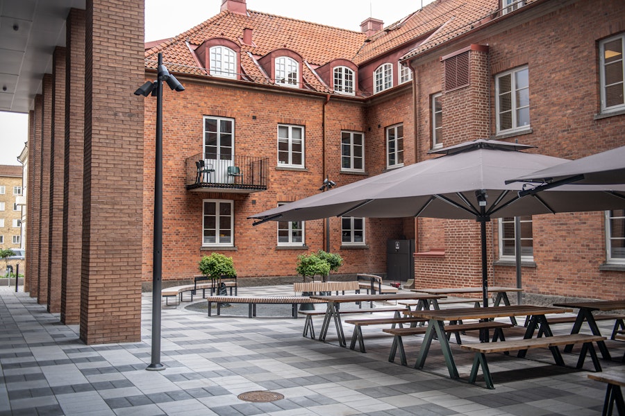 Innergård med möbler