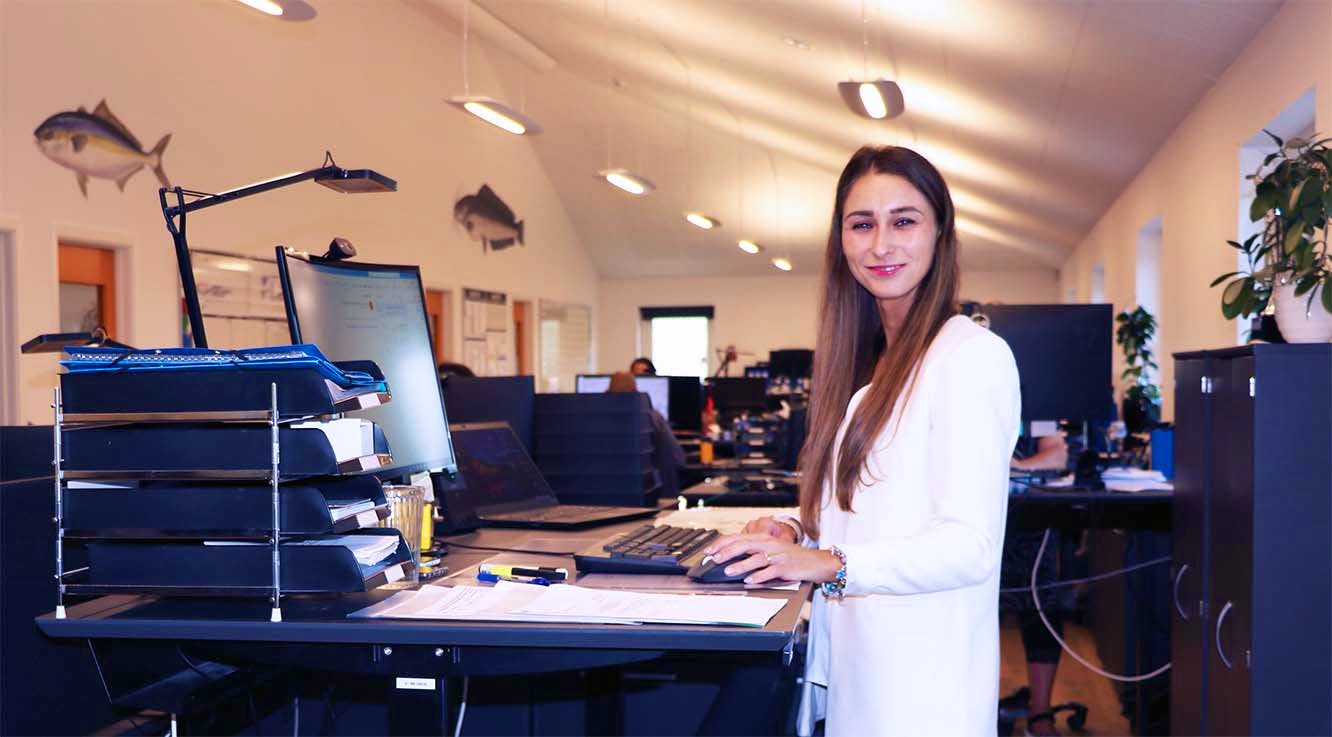 Front page contact section_Dorota in workplace_office Aller Aqua Denmark