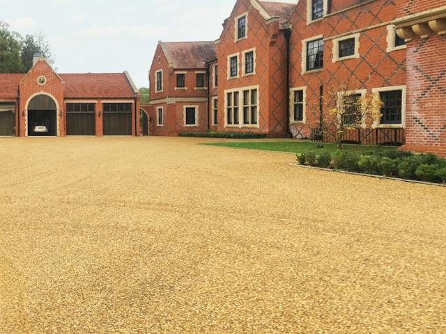Tar & Chip Gravel Large Forecourt