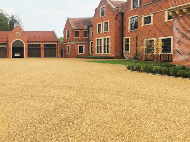 Tar & Chip Gravel Large Forecourt