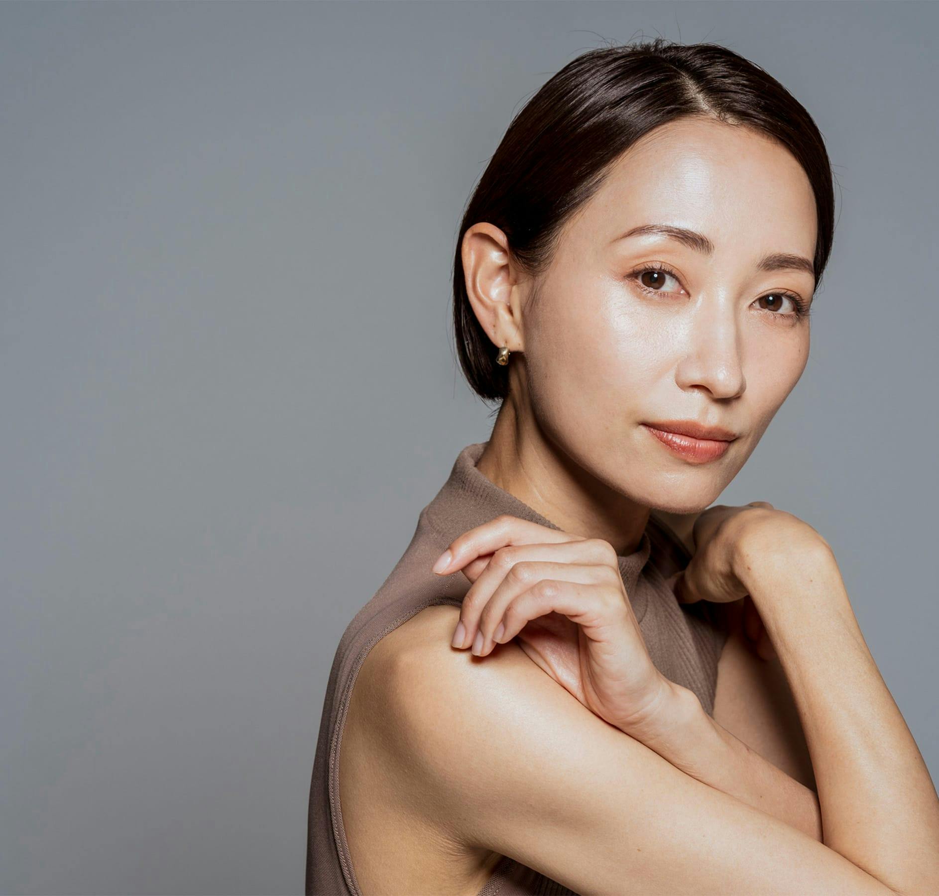 woman crossing her arms