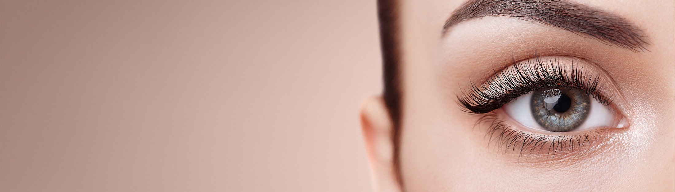 womans blue grey eye