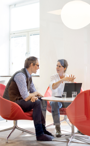 Two Profu employees in discussion.