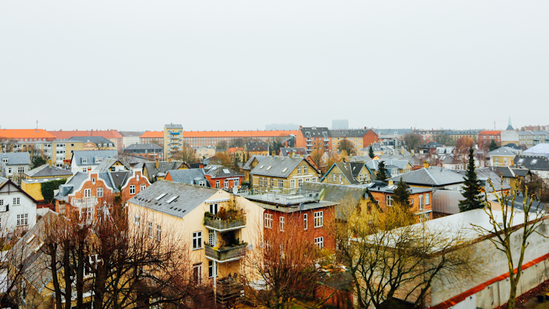 Överblick på svensk stad. Ser ut som en ljusgrå höstdag.