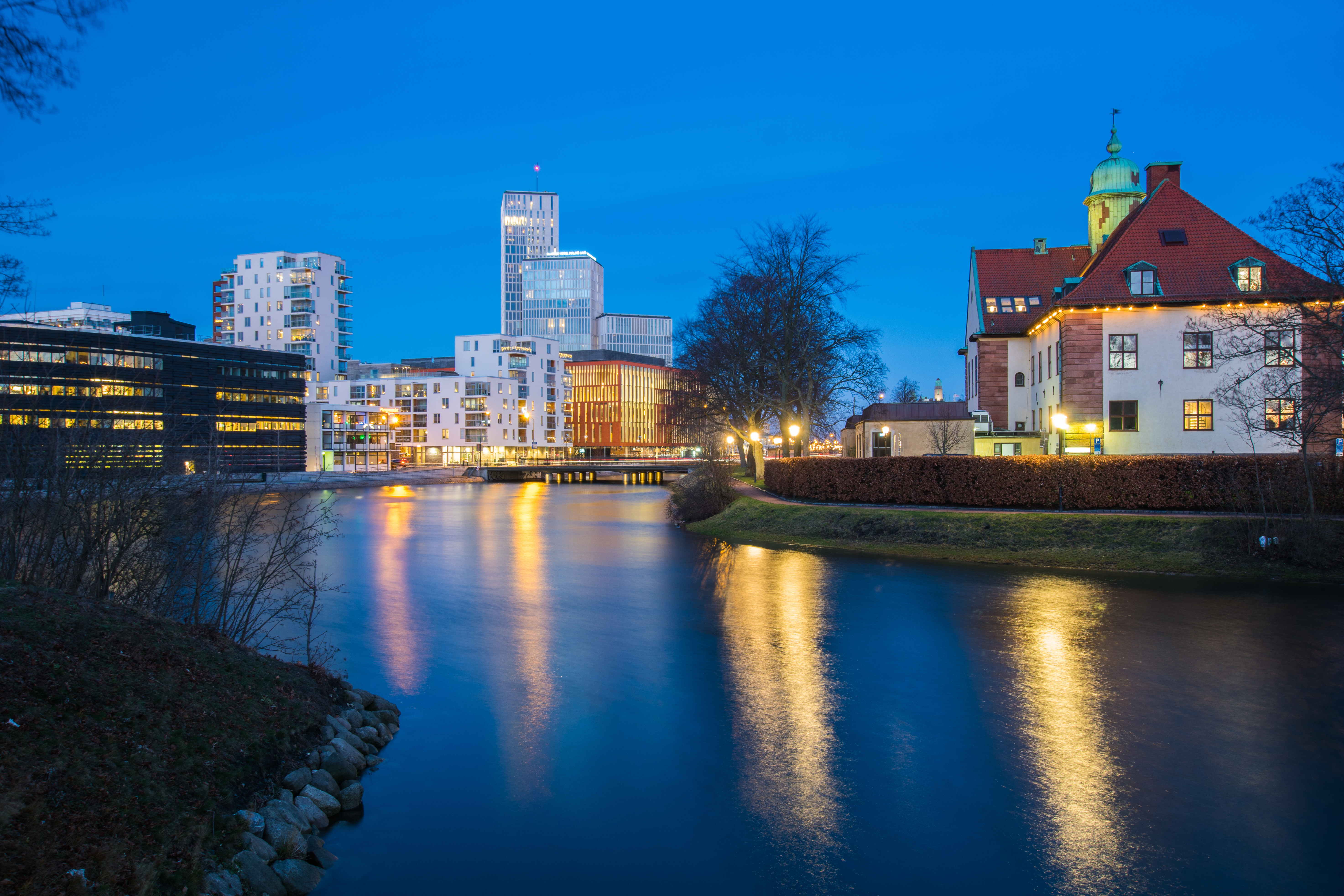 Vy över centrala Malmö i kvällsmörker