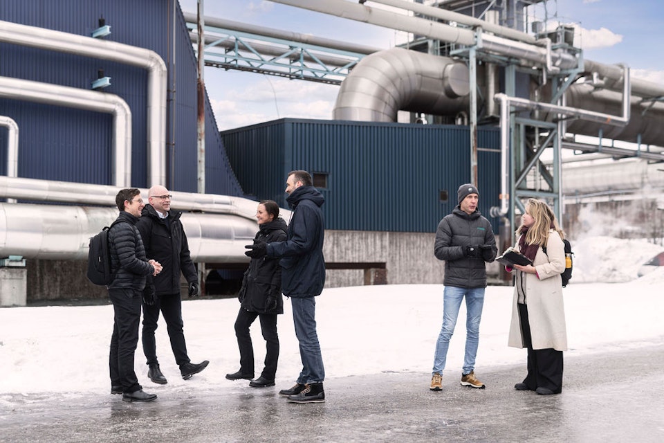Projektdeltagare i omställningen av energisystemet i Gällivare pratar med varandra utanför kraftanläggning i Luleå