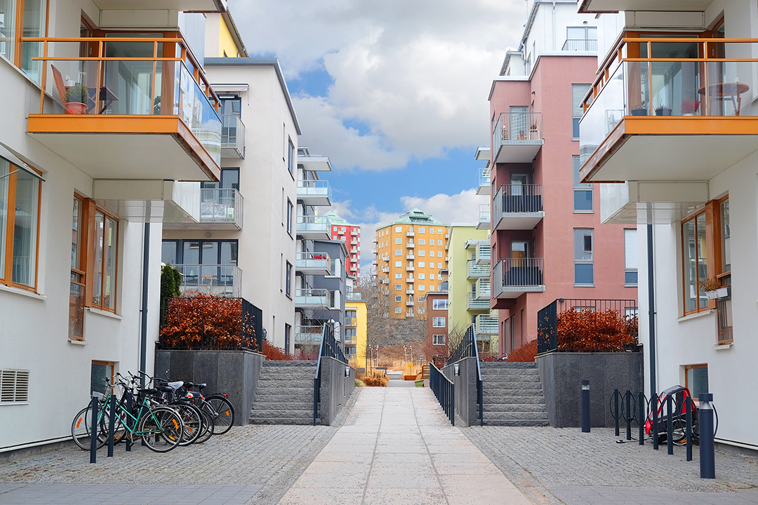 Kvarter av bostadshus med balkonger