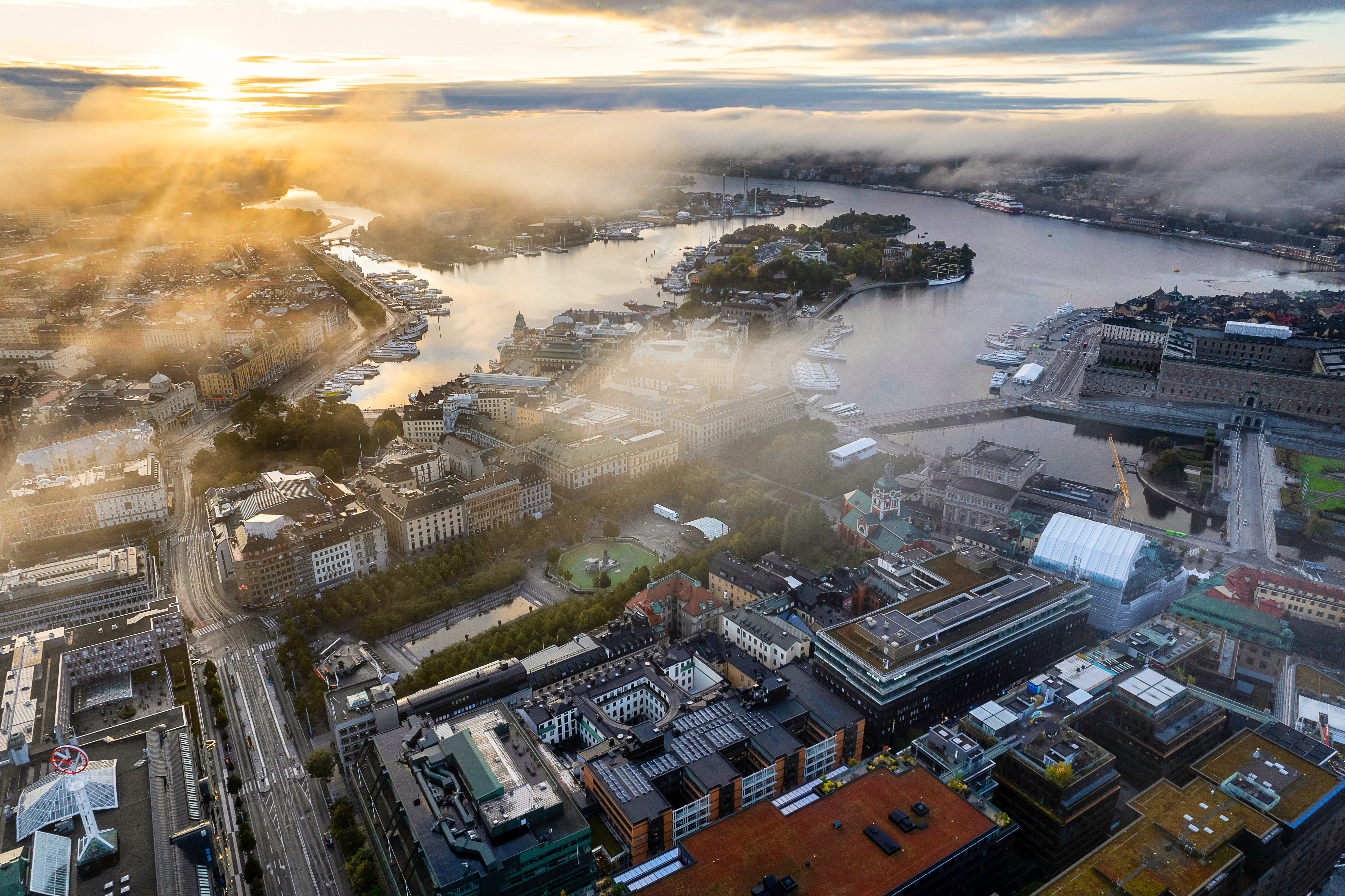 Vy över stad med dimslöjor