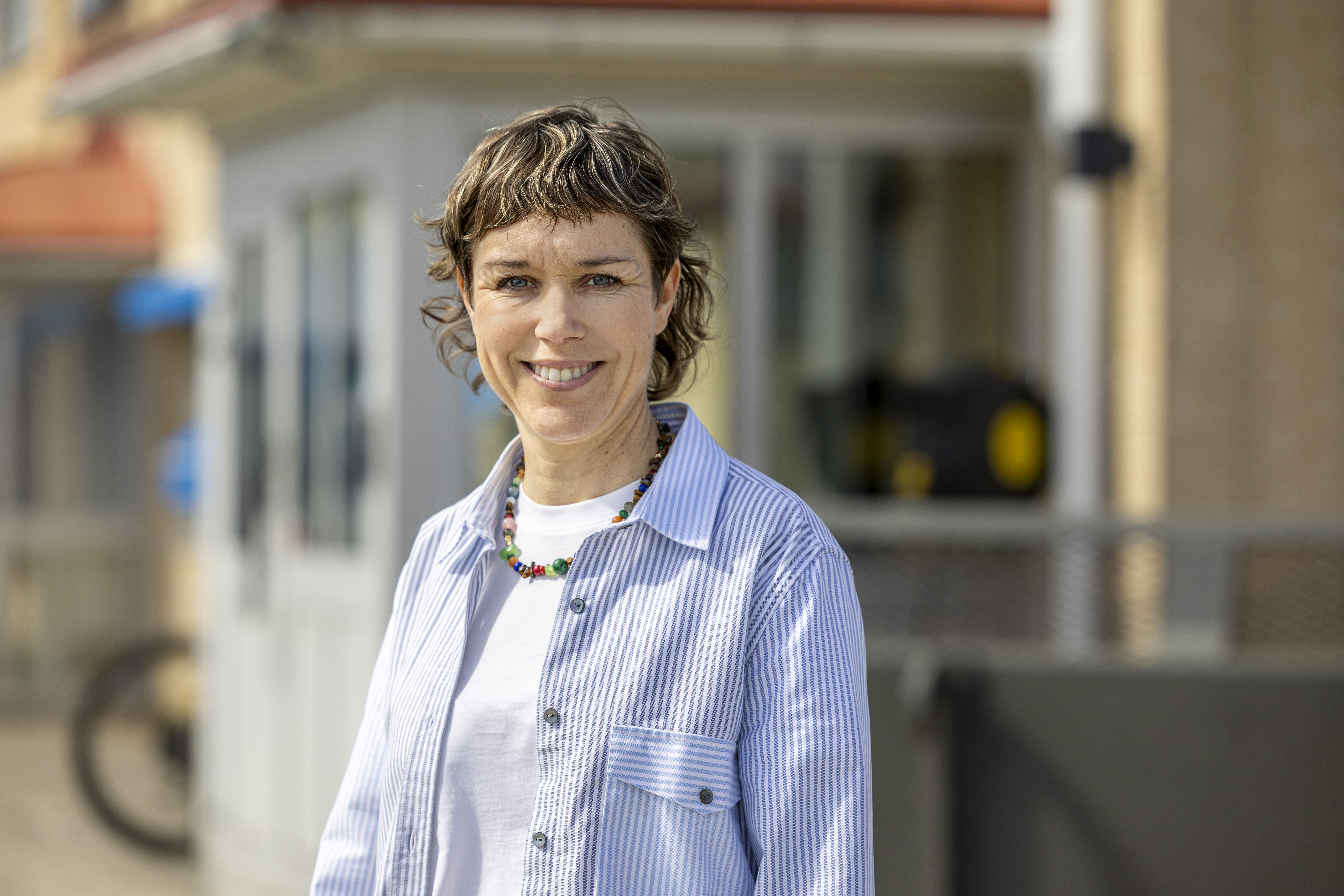 Sara Chlot Leende kvinna i randig skjorta