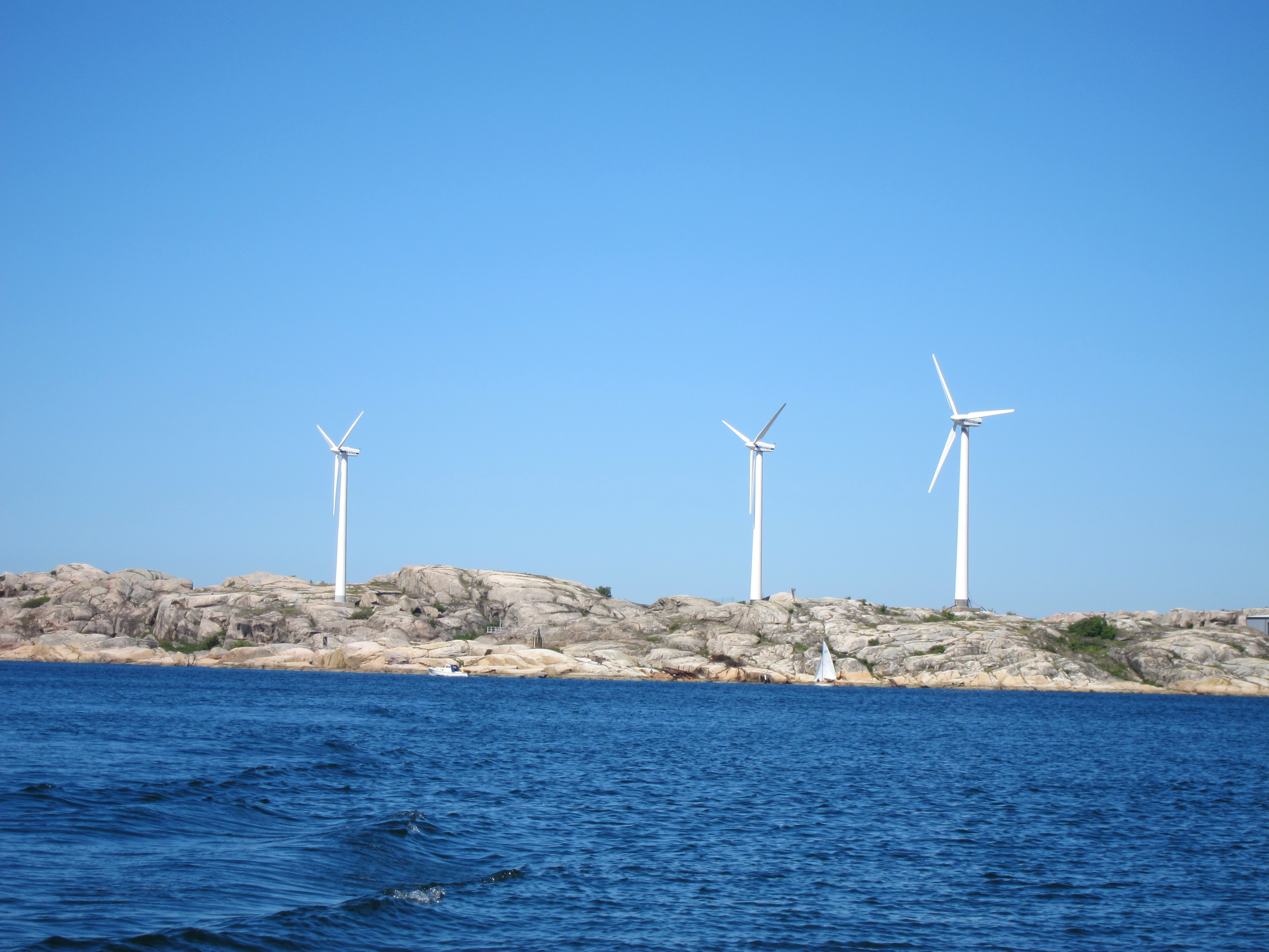 Vindkraftverk vid kustremsa.