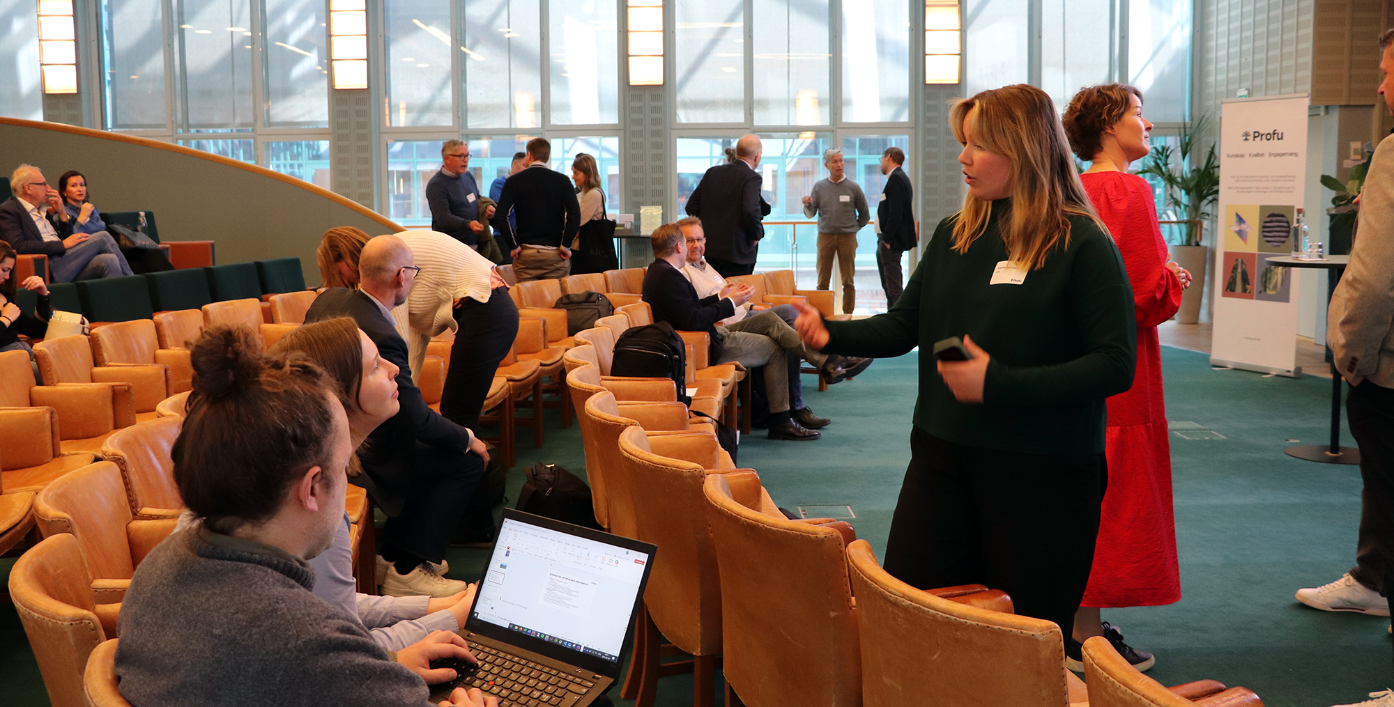 Profus Bränslemarknadsträff 2025 samlade en bit över hundra deltagare. Personer som pratar med varandra på en konferens