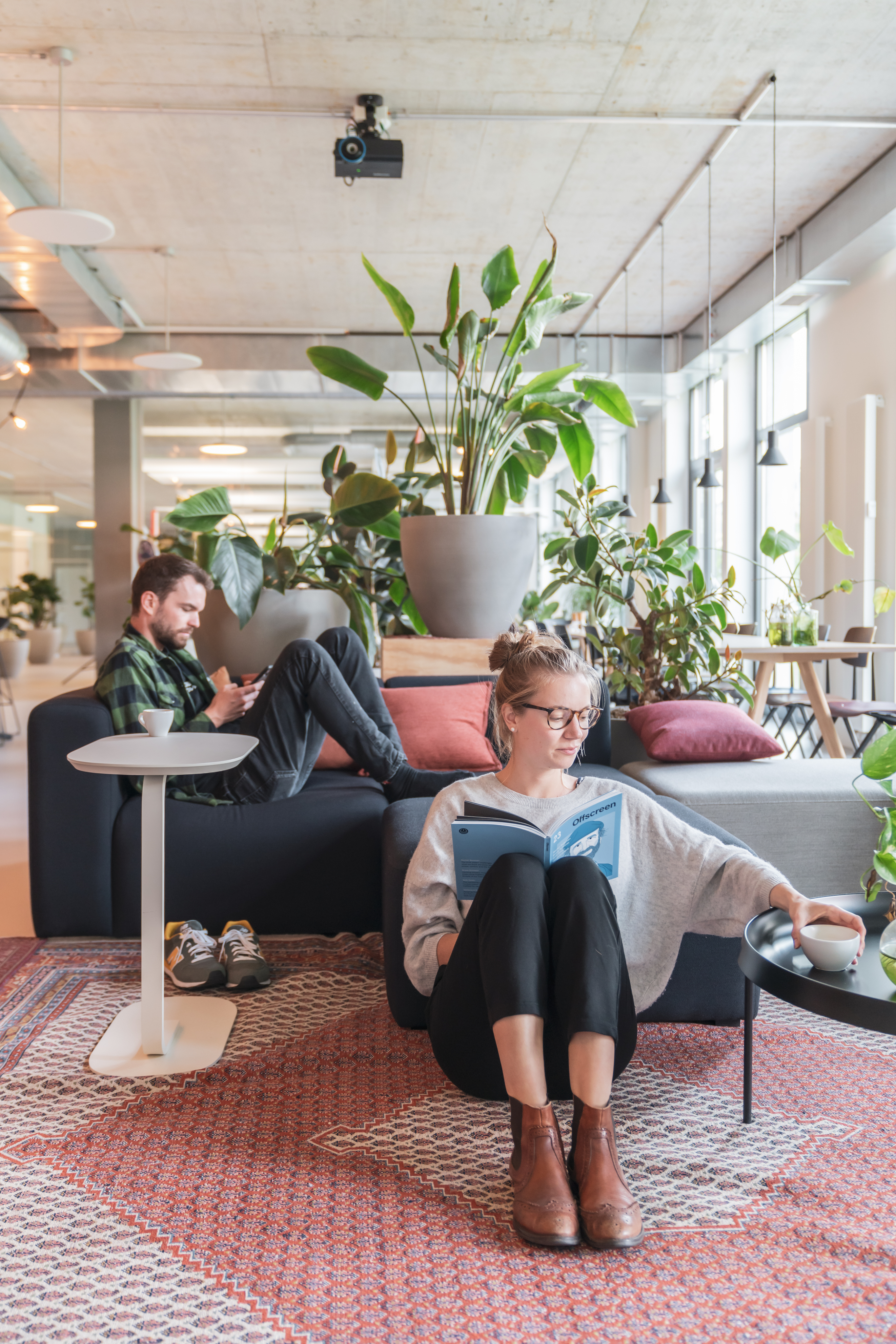 Zwei MitarbeiterInnen in der smartive lounge