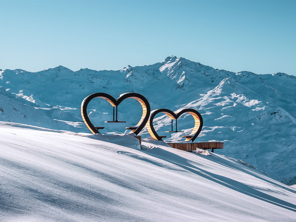 Aire de pique-nique avec tables en forme de cœur