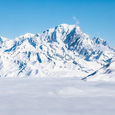 Sommet mythique du Mont-Blanc émerge d'une mer de nuage sous un ciel bleu