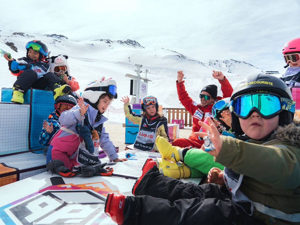 Groupe d'enfants de l'ESF s'amusant dans Les 3 Vallées