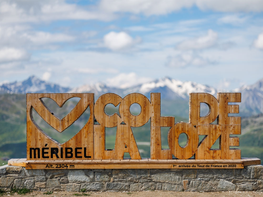 Col de la Loze, lettre en bois