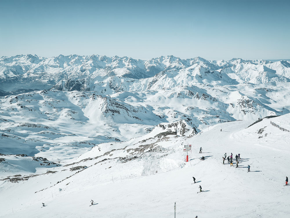 Skieurs au sommet de la Cime Caron à Val Thorens
