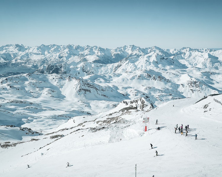 Skieurs au sommet de la Cime Caron à Val Thorens