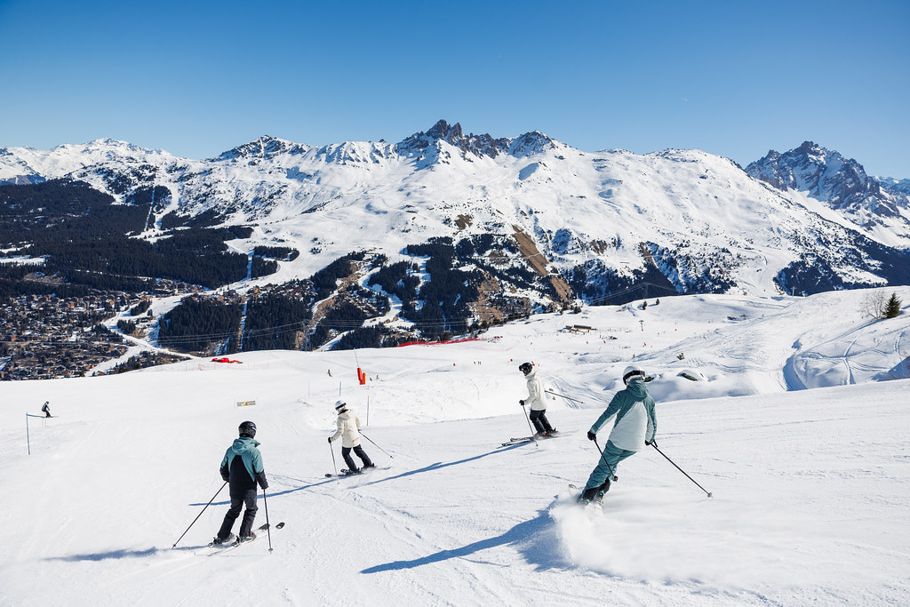 4 skiers on a slope in Méribel in Les 3 Vallées
