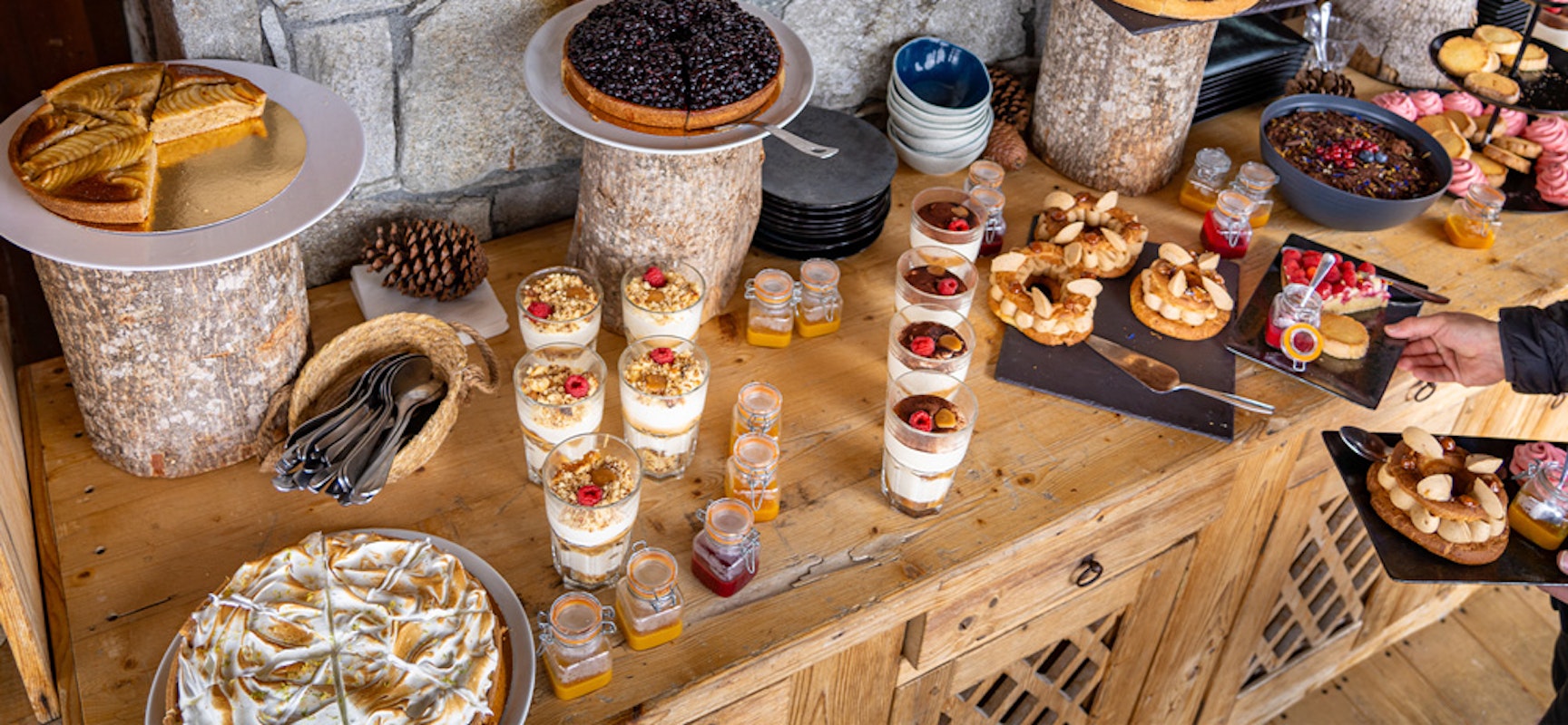 Buffet des desserts au restaurant Le Plan des Mains à Méribel-Mottaret