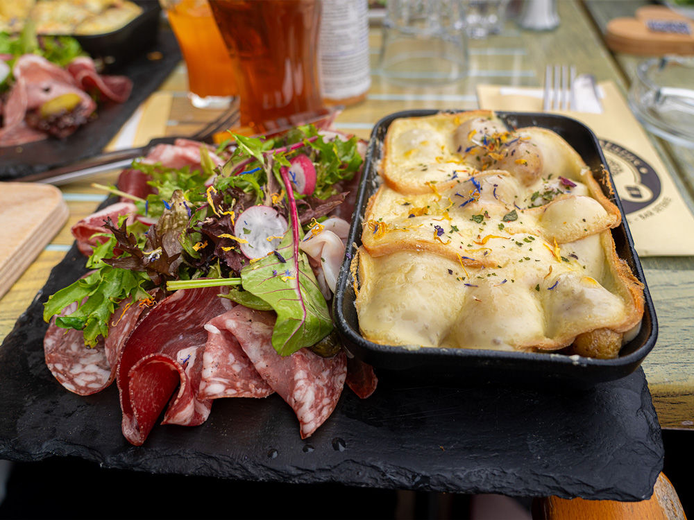 Plat local savoyard nommé tartiflette au restaurant Le Plan des Mains à Méribel-Mottaret