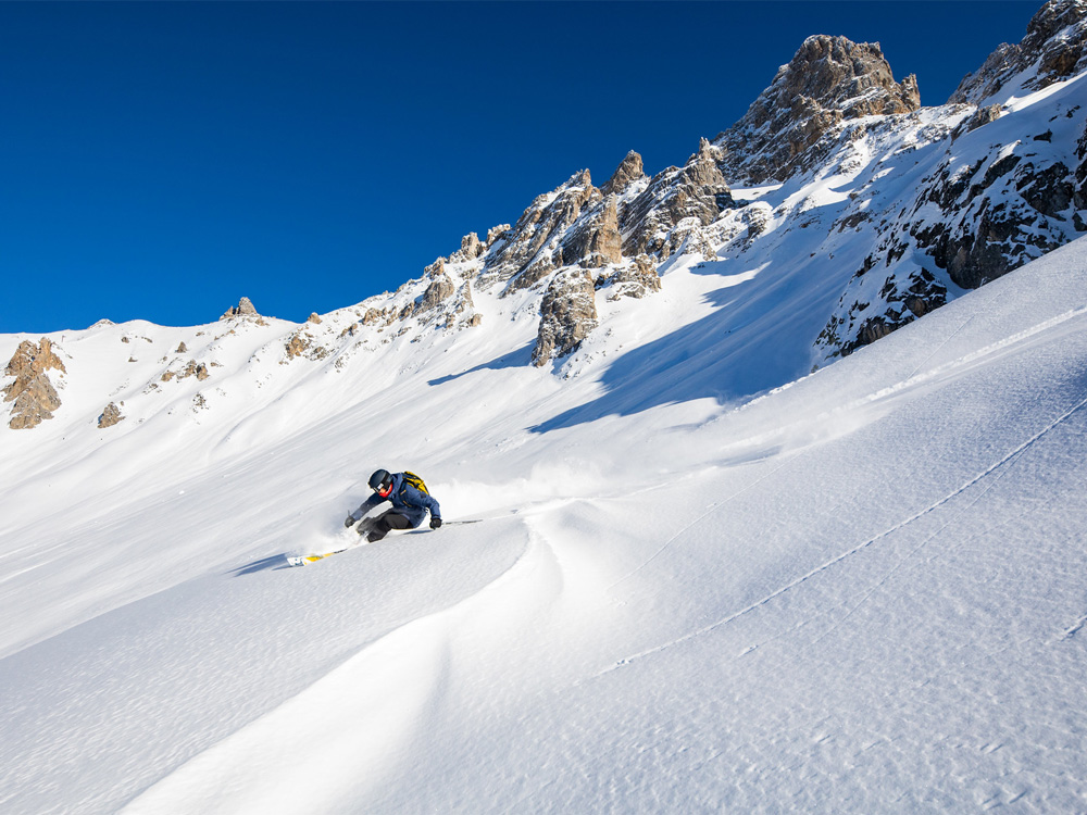 Solo off-piste skiing in Méribel