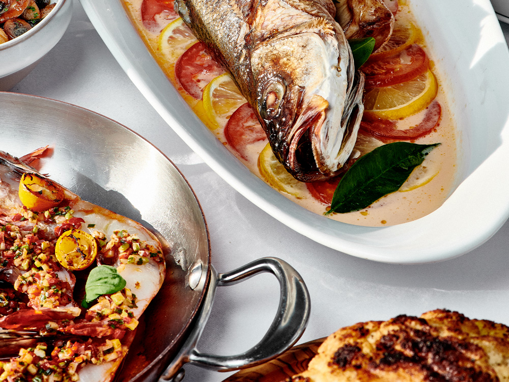 Différents plats dont du poisson dans un restaurant d'altitude à Courchevel