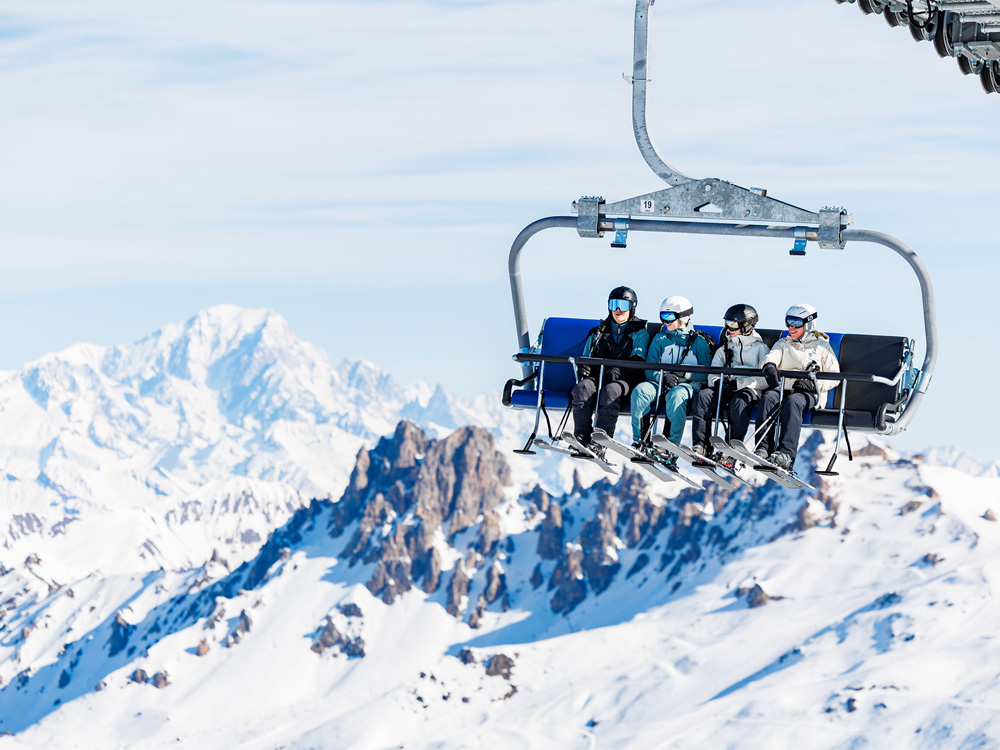 Amis suspendus au-dessus des pistes de Méribel lors d’une balade en télésiège