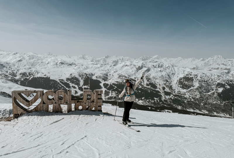 Skieuse profitant du Col de la Loze à Méribel