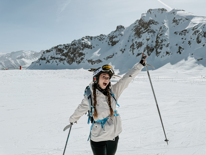 Journée de ski ensoleillée à Méribel, avec un skieuse souriant sur les pistes