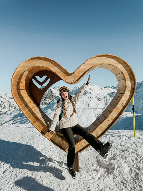 Alicia Lenoir sur un coeur de Méribel au sommet du Col de la Chambre à Méribel
