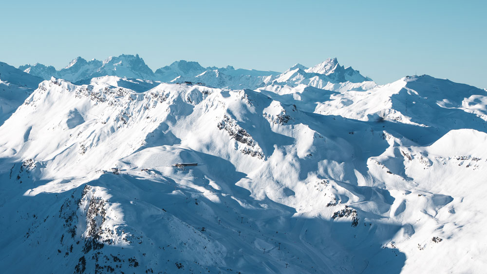 Panorama enneigé des 3 Vallées avec les remontées mécaniques de Plattières et du Châtelet à Méribel-Mottaret.
