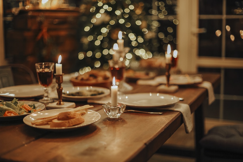 Gedekte eettafel met kerstboom