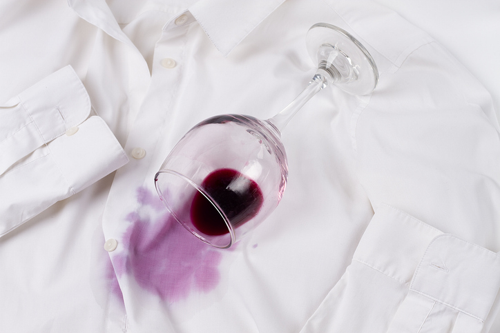 wijn vlek op witte blouse