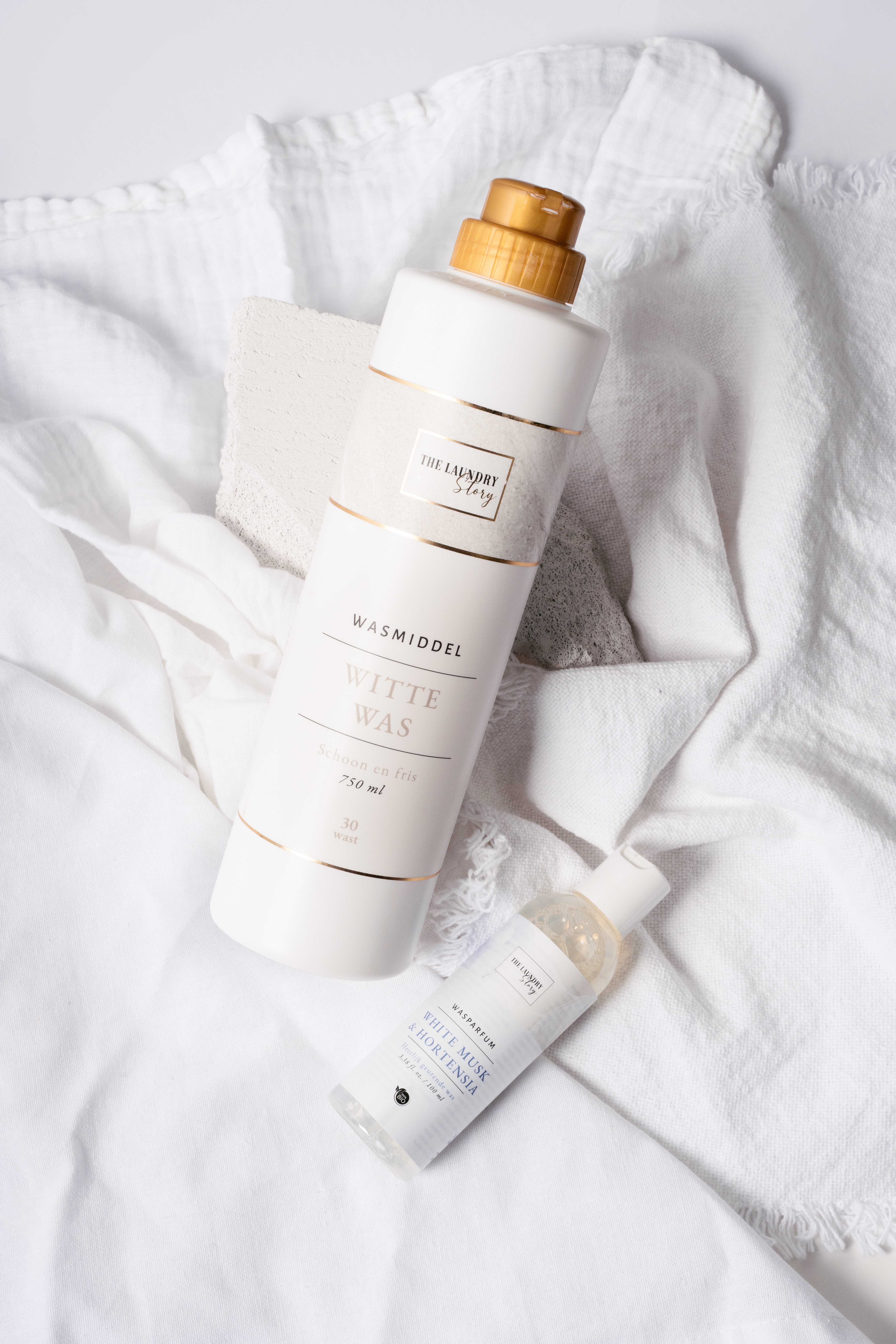 Witte was wasmiddel en een bio wasparfum van The Laundry Story