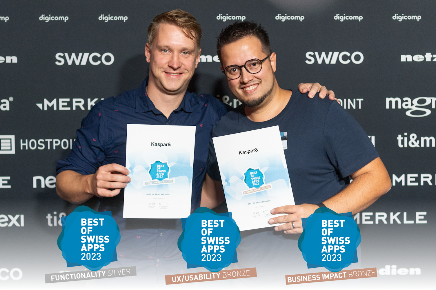 Zwei Herren halten Zertifikate der Best of Swiss App Award Verleihung