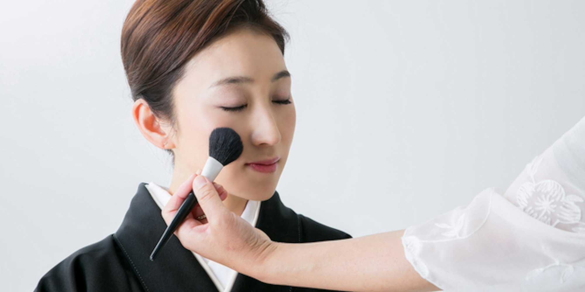 黒留袖を着た時のメイクはいつもよりしっかり目に